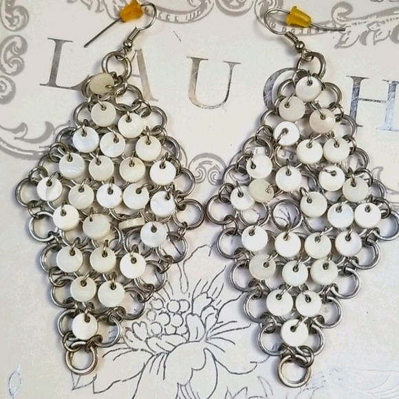 Vintage Boho 1970s Dangling Silver Tone Shell Disc Pierced Earrings - Picture 4 of 12